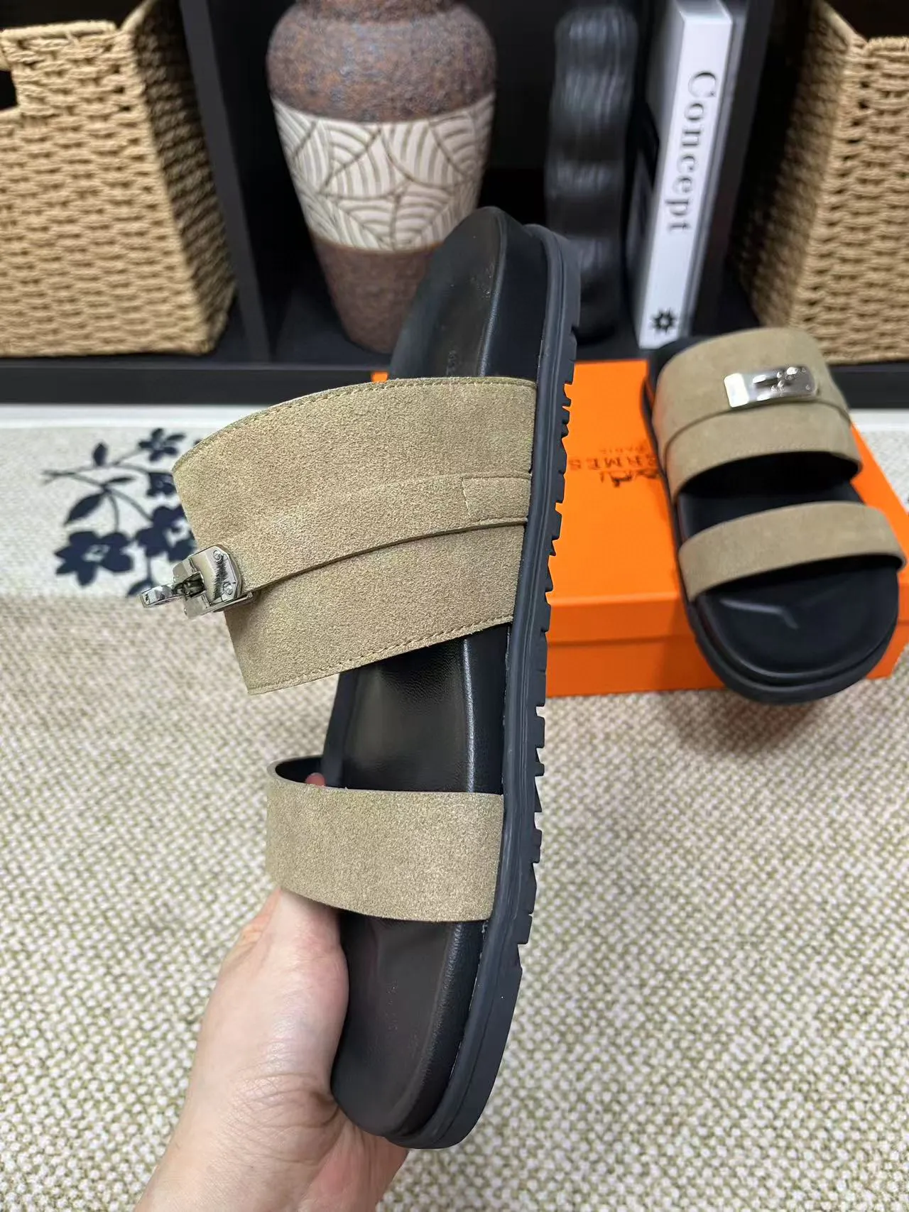 P300 Hermes men's Kazimir slippers - top-quality woven calfskin functional sandals with interwoven uppers inspired by the "H" iconic pattern to create a casual look, perfect for summer. Imported cowhide + cowhide lining + TUP outsole Size: 36-46 couple model
